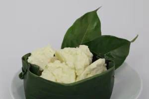 Gambar keju feta dalam perahu daun